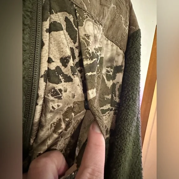 REALTREE pullover w/ 1/2 zip & chest pocket - Picture 3 of 8